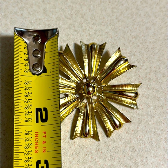 Vintage CATHE gold tone flower shaped broach (424) - Picture 4 of 4